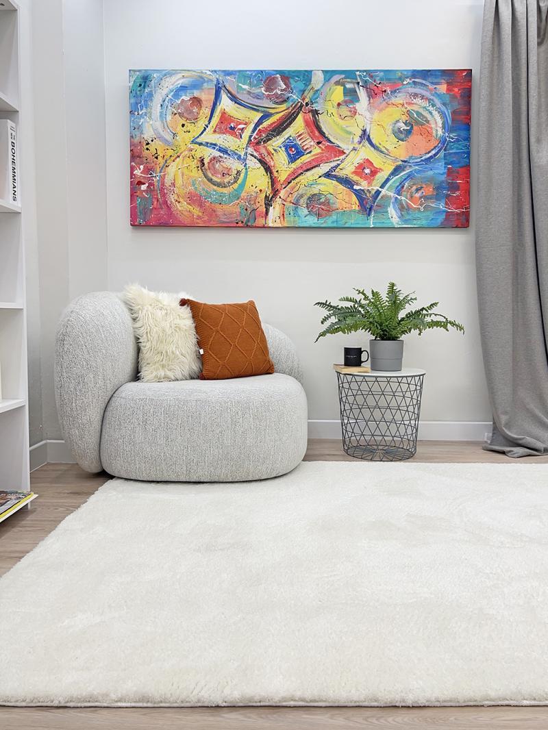 Front view of Tampa Shaggy Rug in soft white texture, offering a cozy and inviting design.