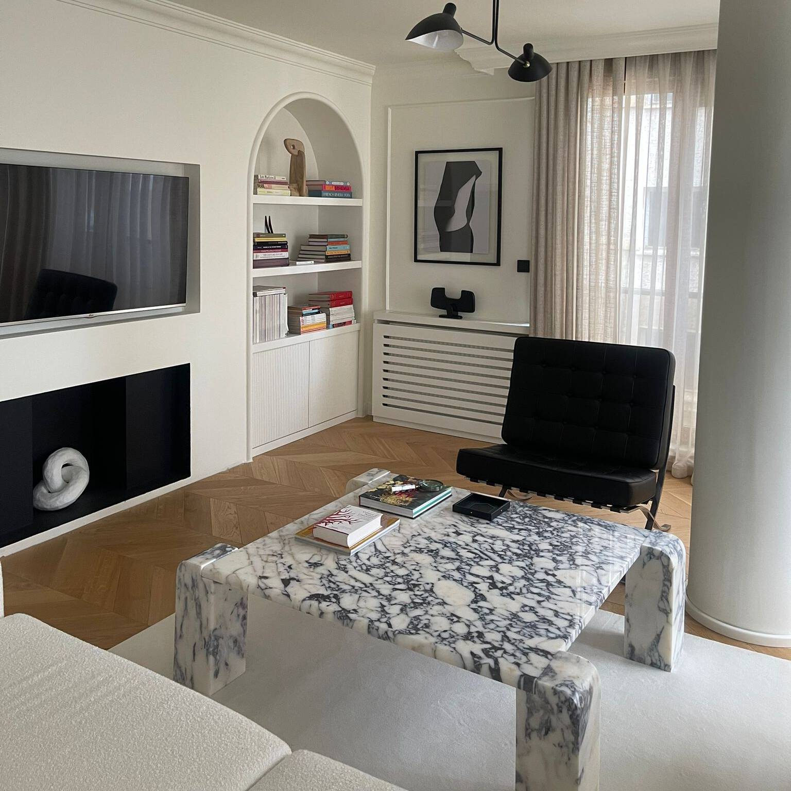 Modern living room featuring a Luzione marble coffee table Etruria, showcasing minimalist home decor and luxury furniture.