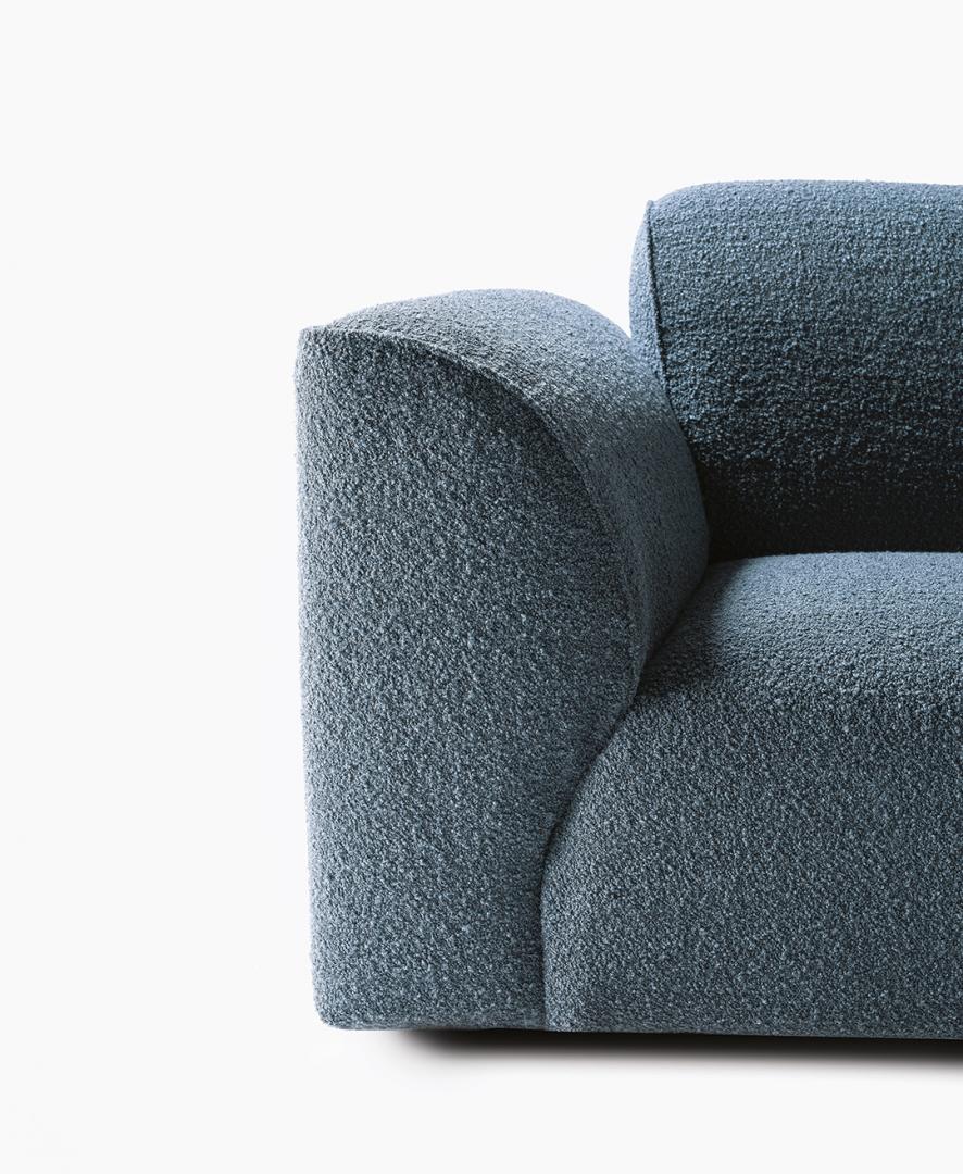  Close-up of the Casamilano Botero 24 sofa in blue bouclé, showcasing its modern design and luxurious texture. Perfect for contemporary living rooms