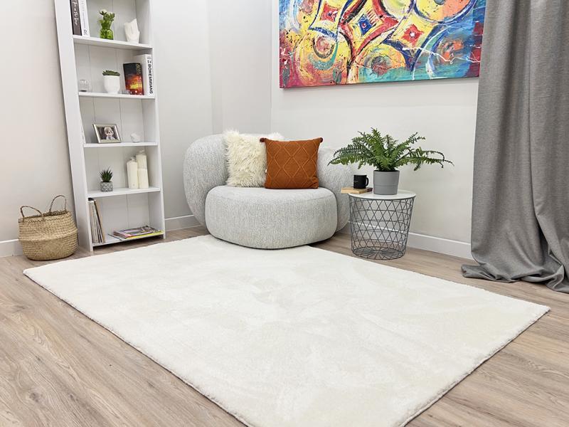 Front view of Tampa Shaggy Rug in soft white texture, offering a cozy and inviting design.